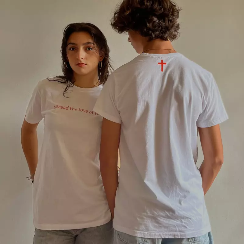 tee-shirt godwear Spread the love of Jesus croix rouge